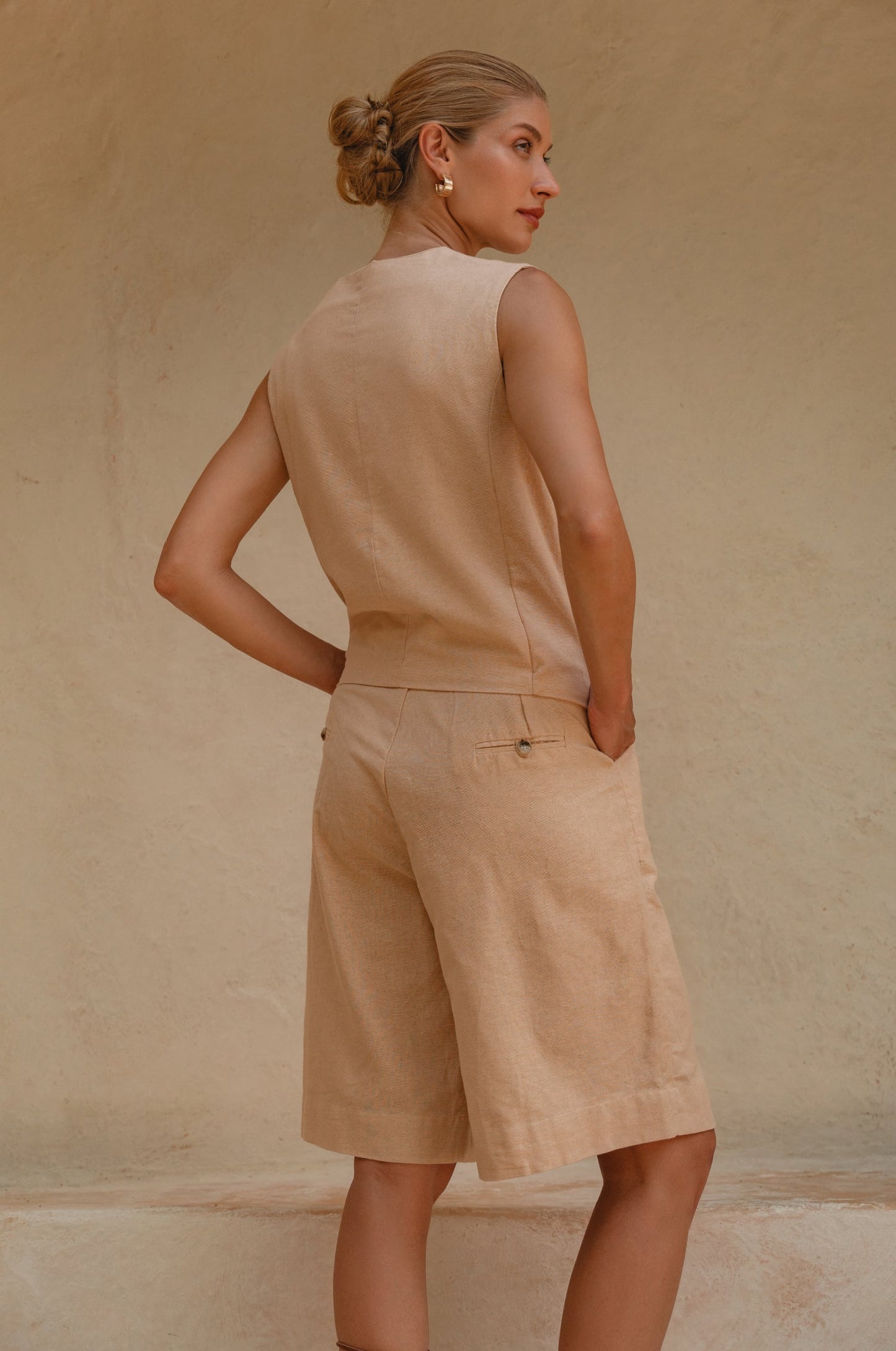High-waist alabaster linen bermuda shorts with relaxed fit