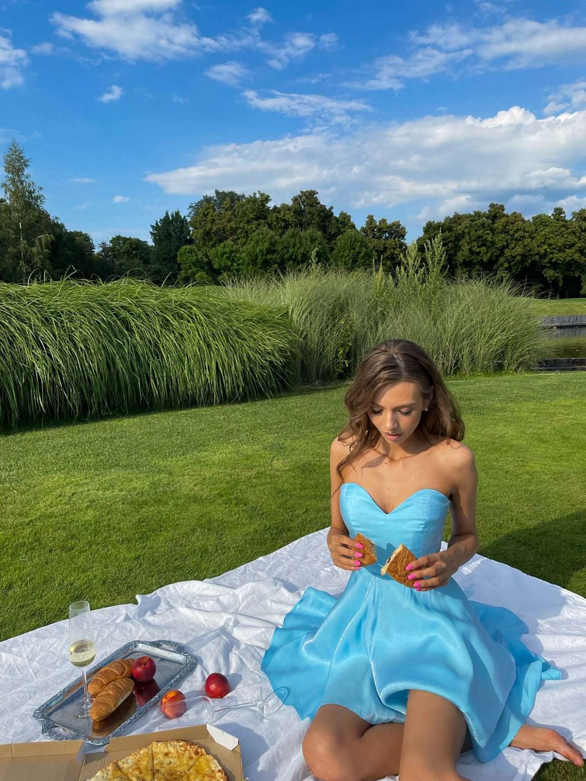 Chic Shoulder Bliss Short Dress with Circle Skirt and Corset Detail-9